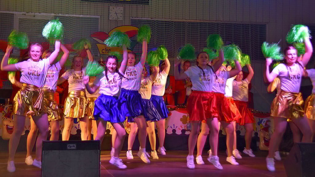 Mit flotten Tänzen ziehen die Frauen und Mädchen des Balletts vom CKC das Publikum in der Calvörder „Stadthalle “ in ihren Bann.