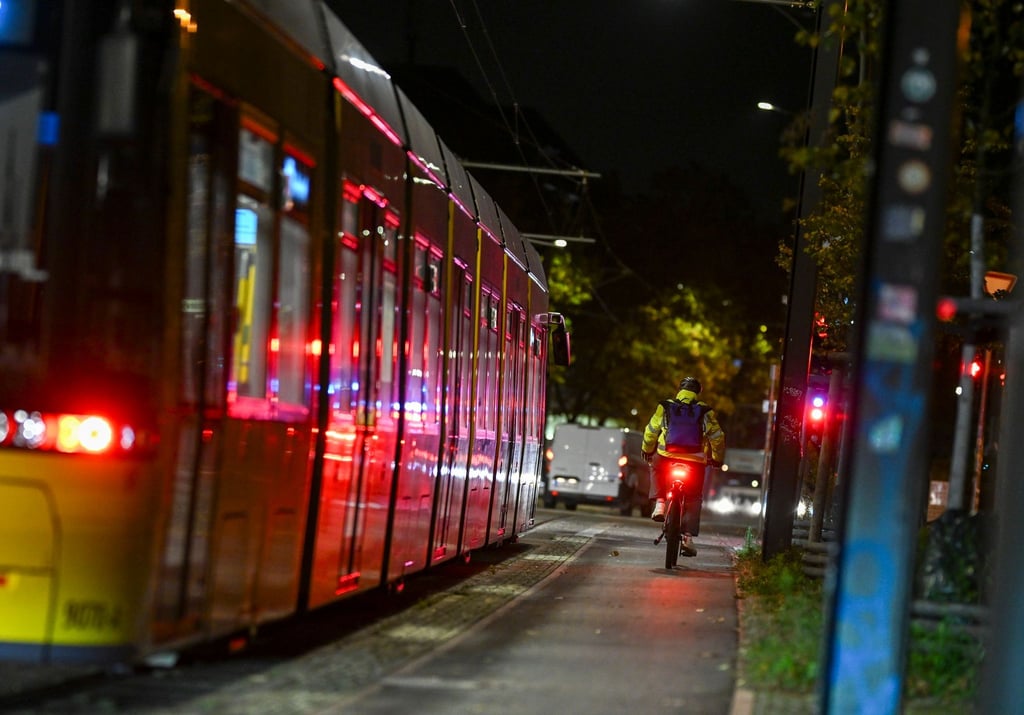 Straßenverkehr am frühen Morgen auf der Treskowallee.