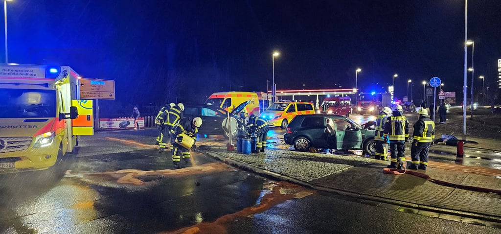 Die Feuerwehr musste ausgelaufene Betriebsstoffe binden.