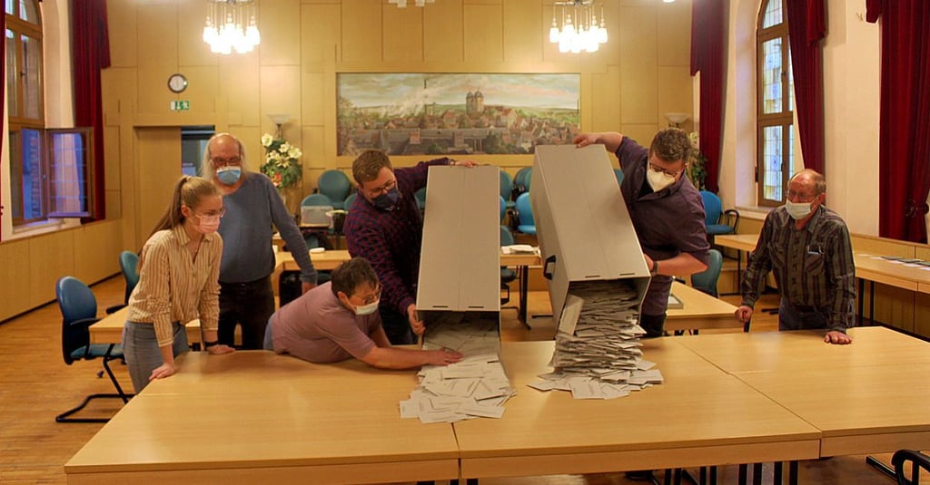 Wahlhelfer engagierten sich bei der vergangenen Bürgermeisterwahl in Oschersleben im März 2022.