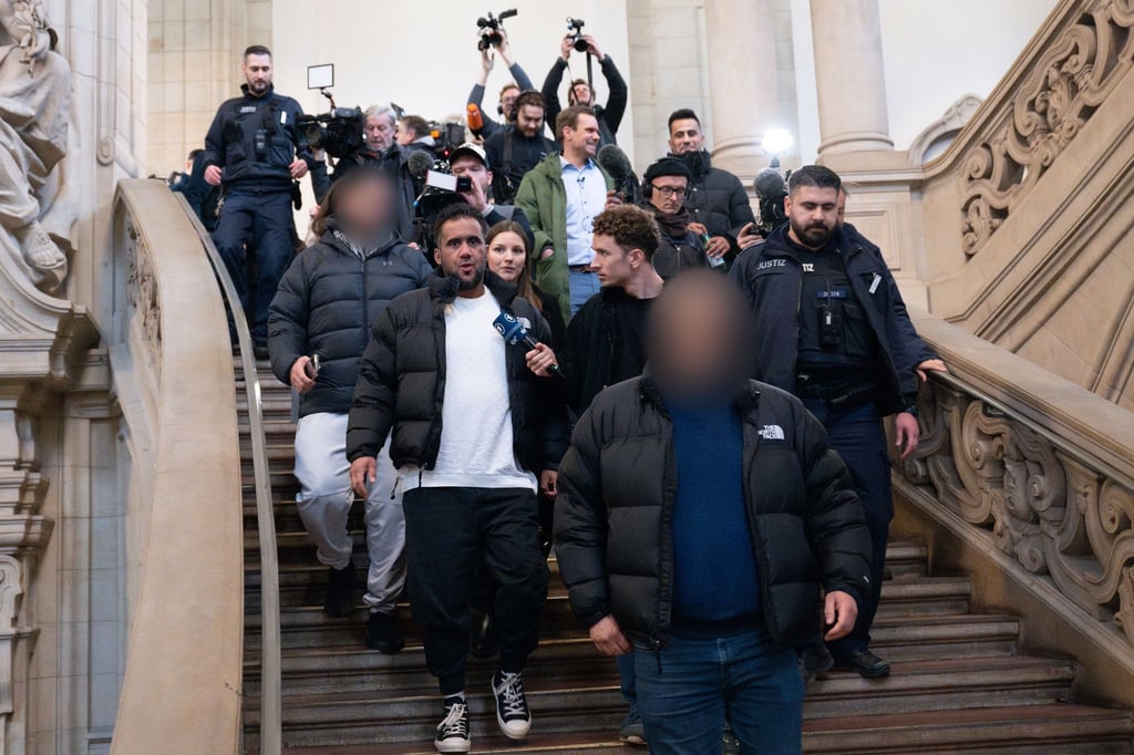 Der Hauptangeklagte Arafat Abou-Chaker (vorne l) verlässt nach der Urteilsverkündung das Landgericht.