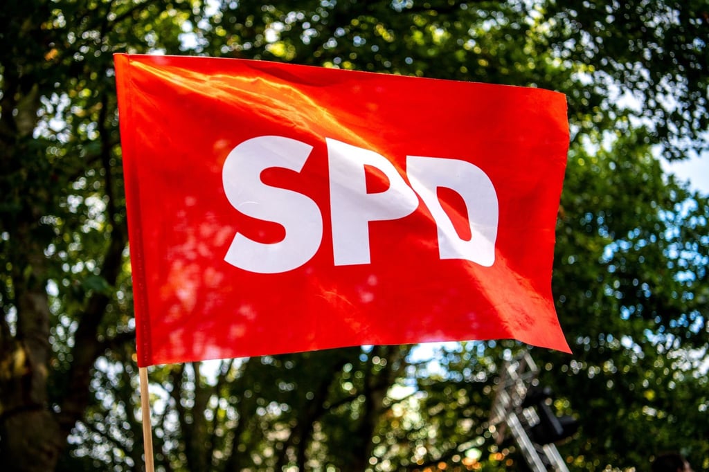 Eine SPD-Flagge weht bei der Wahlkampf-Veranstaltung der SPD Niedersachsen im Stadtgarten.
