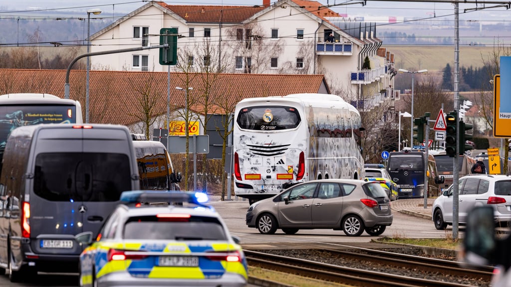 Der Teambus von Real Madrid fuhr von Erfurt aus nach Leipzig.