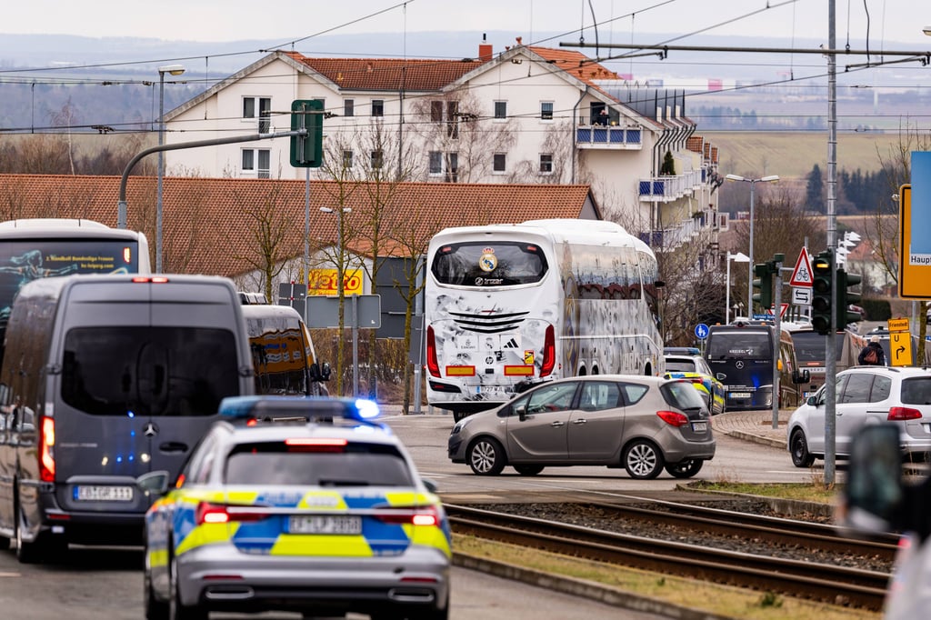 Der Teambus von Real Madrid fuhr von Erfurt aus nach Leipzig.