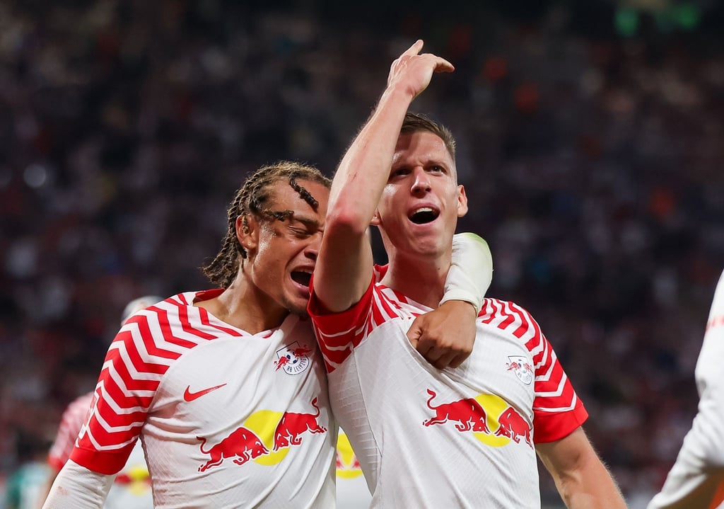 Leipzigs Xavi Simons (l) und Dani Olmo wurden in der Kaderschmiede des FC Barcelona ausgebildet.