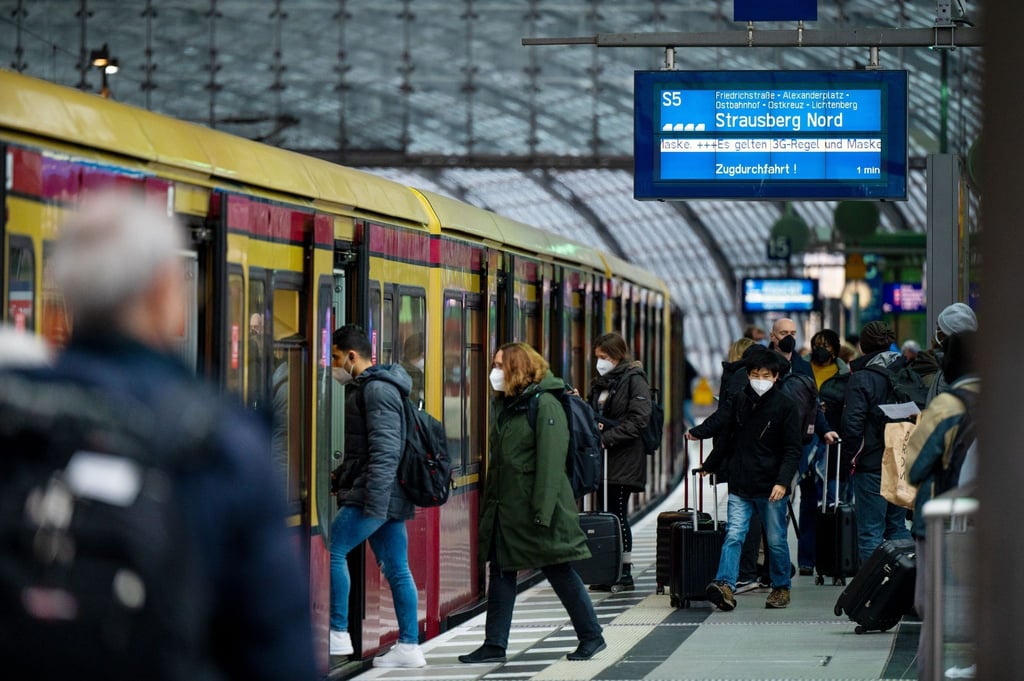 Fahrgäste steigen im Hauptbahnhof in eine S-Bahn ein.
