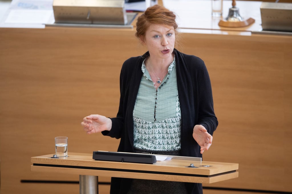Antonia Mertsching (Die Linke), Landtagsabgeordnete, spricht im Landtag zu den Abgeordneten.