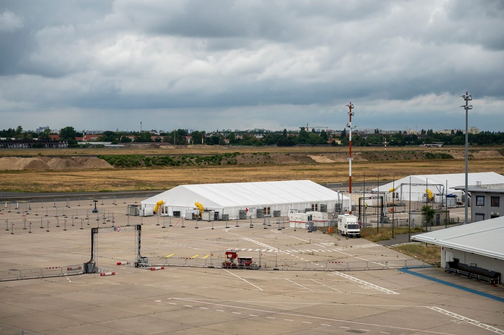 Auf dem Gelände des ehemaligen Flughafens Tegel steht das sogenannte Labor 5000 vom Deutschen Roten Kreuz (DRK). In der Zeltstadt, die mit Bundesmitteln finanziert wurde, können im Notfall bis zu 5000 Menschen leben.