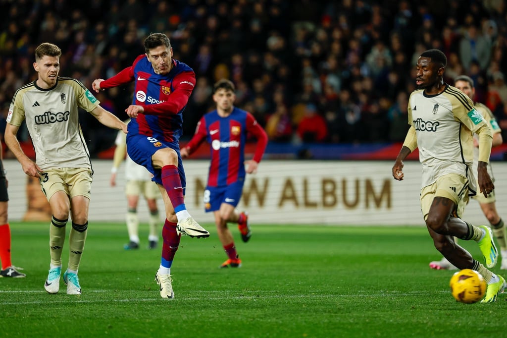 Robert Lewandowski (2.v.l) traf für den FC Barcelona.