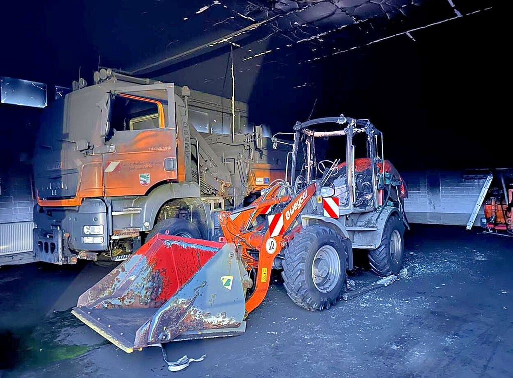 Nach dem Brand in der Straßenmeisterei Harzgerode: Vier Fahrzeuge sind nicht mehr nutzbar, und auch die Halle hat durch den Brand einiges abbekommen. Die feuerwehr war machtlos.