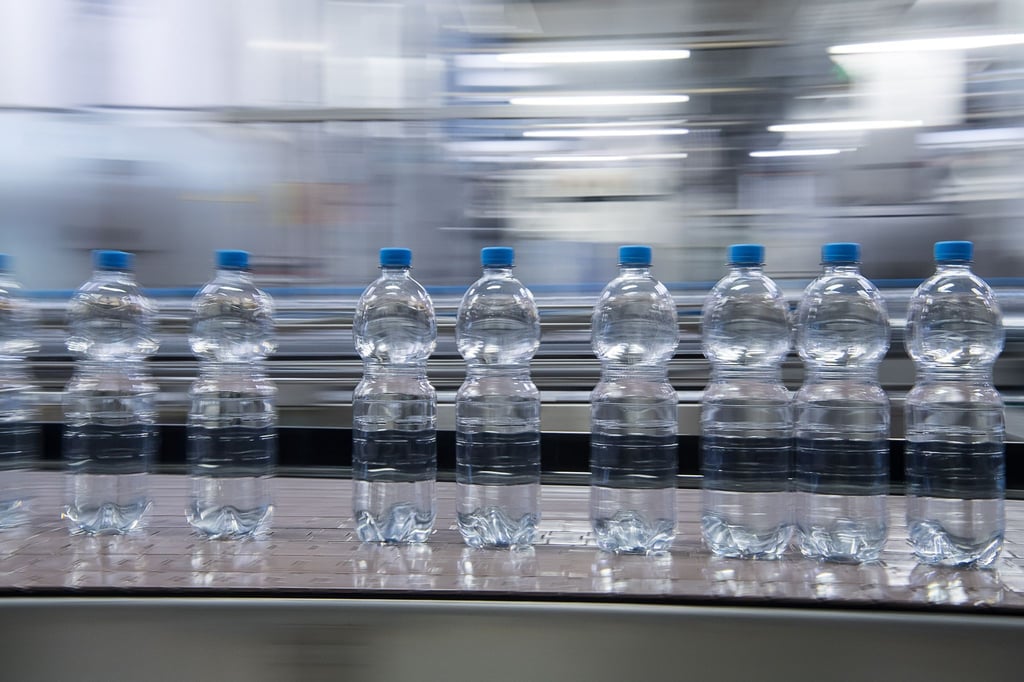 Flaschen mit Mineralwasser sind in der Produktion des Getränkeherstellers auf der Produktionsstrecke.