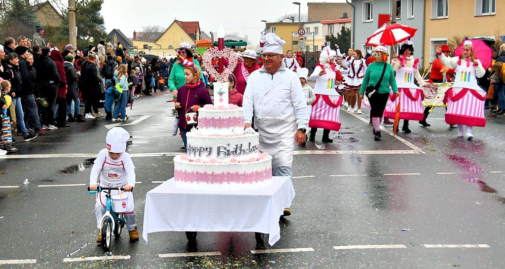 Beim Rosensonntagsumzug des GCC gab es vom SV Leibnizdruck eine Riesentorte zum runden Geburtstag des Gräfenhainicher Carnevals Clubs. Garniert wurde das Fest mit reichlich Kamelle und Konfetti.