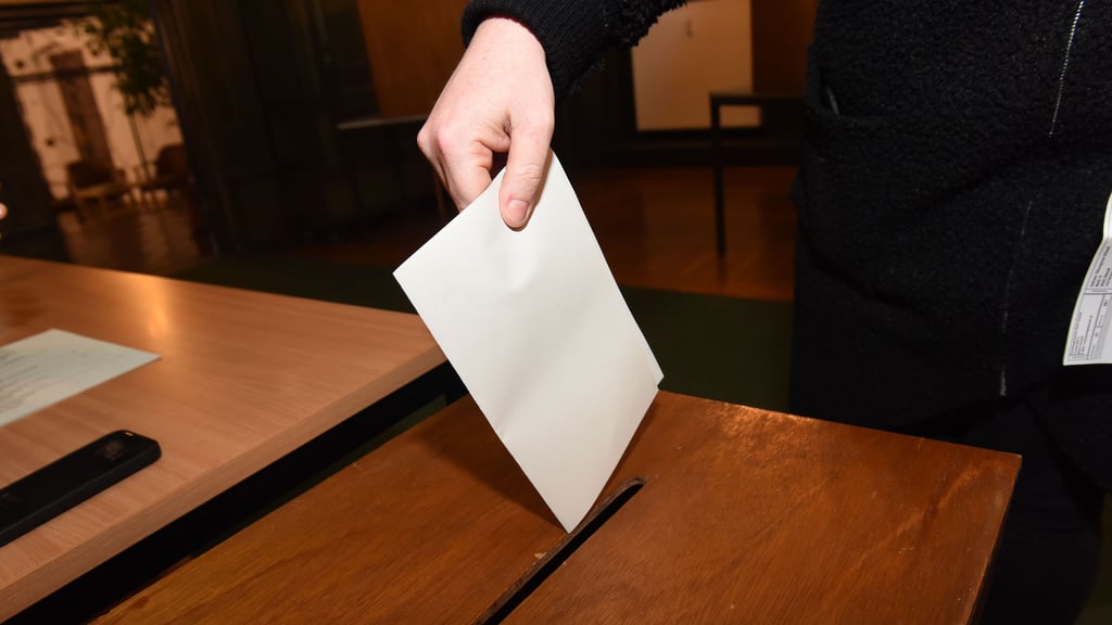 Symbolfoto - Im Juni gilt es, gleich vier verschiedene Stimmzettel in die Wahlurne zu werfen.