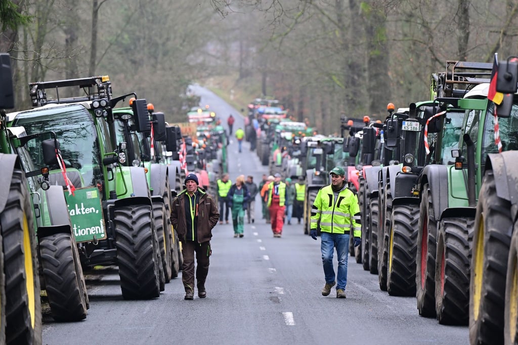 Demonstrierende Landwirte blockieren eine Zufahrt zum Rüstungskonzern Rheinmetall.