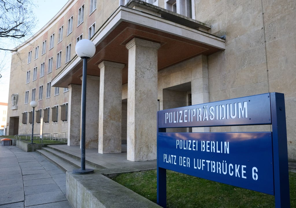 Der Eingang vom Polizeipräsidium am Platz der Luftbrücke in Tempelhof.