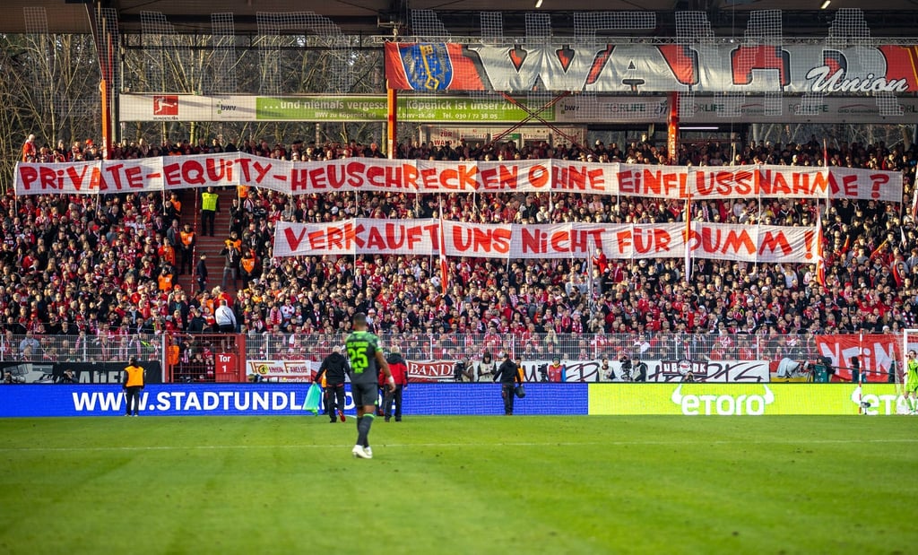 Auch mit Bannern zeigten die Union-Fans ihre Meinung zum möglichen Einstieg eines Investors.