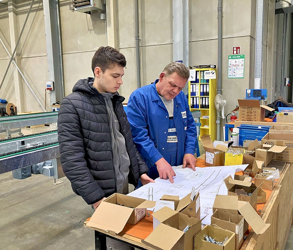 Kevin Fabre als Praktikant bei Blume-Rollen, wo er mit seinem Ausbilder Andreas Wilsdorf die nächsten Schritte bespricht. Fabre war Teil des Erasmus+-Schüleraustauschs.