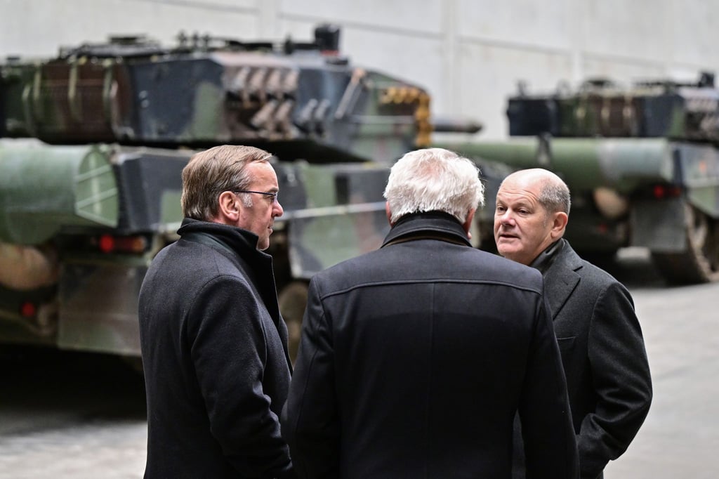 Kanzler Olaf Scholz (r.), Verteidigungsminister Boris Pistorius (l.) und Rheinmetall-Chef Armin Papperger.