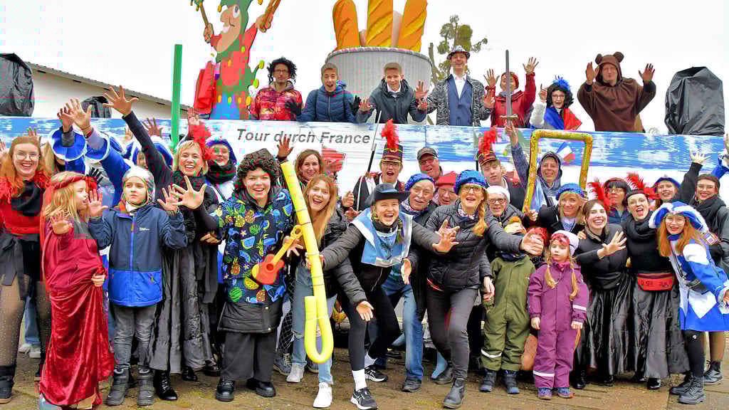 Die Akteure des Wassensdorfer Carnevals Clubs können den Start des Faschingsumzuges kaum erwarten. Die Narren sind nicht zu bremsen.