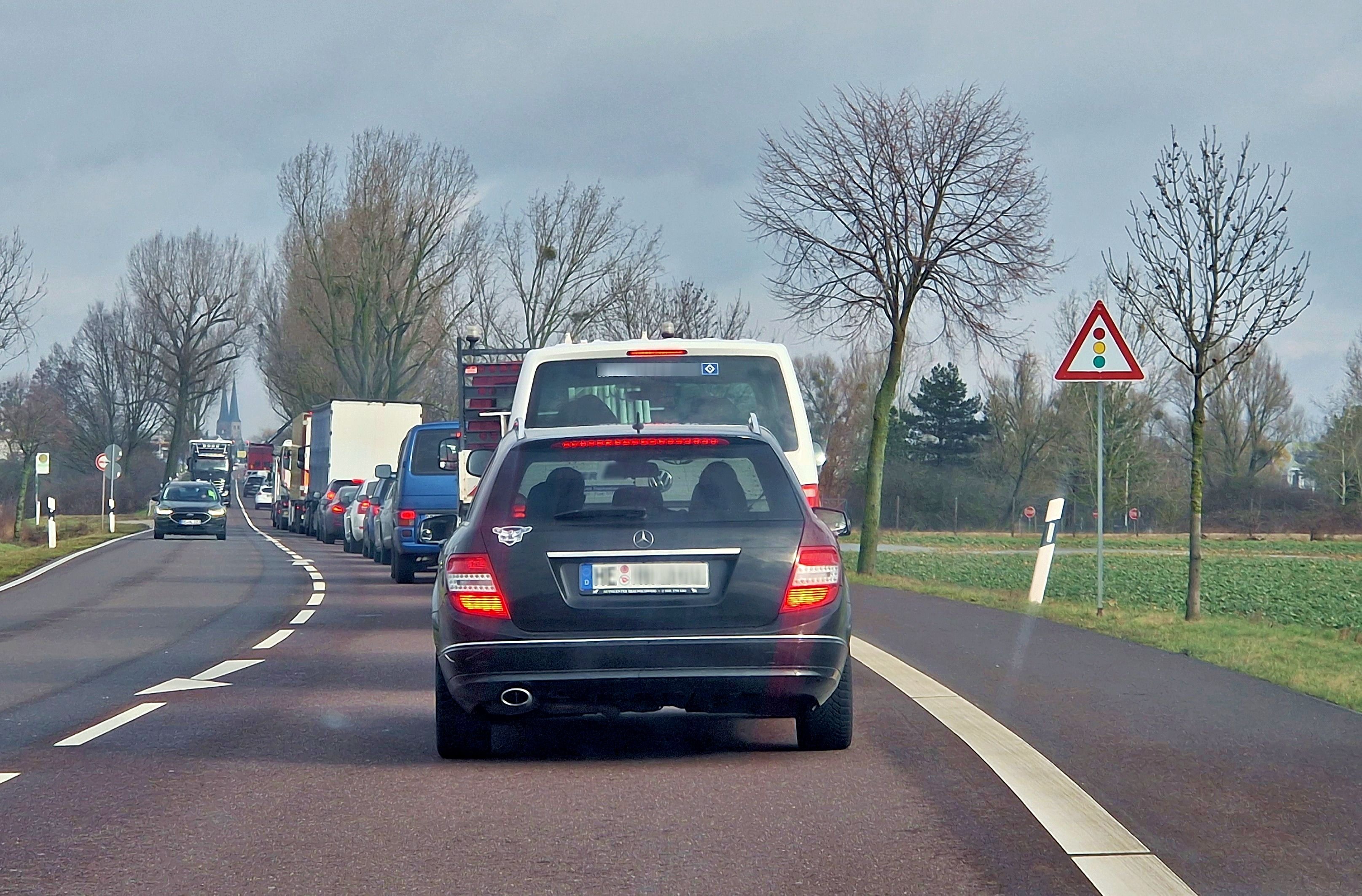 Straße Dicht: Baumschnitt Sorgt Für Staus Auf Der Bundesstraße 1