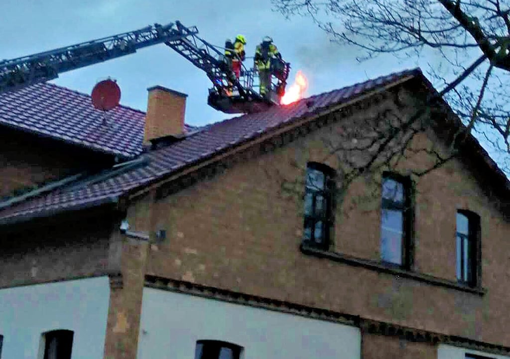 Per Drehleiter bekämpfte die Wehr den Schornsteinbrand.