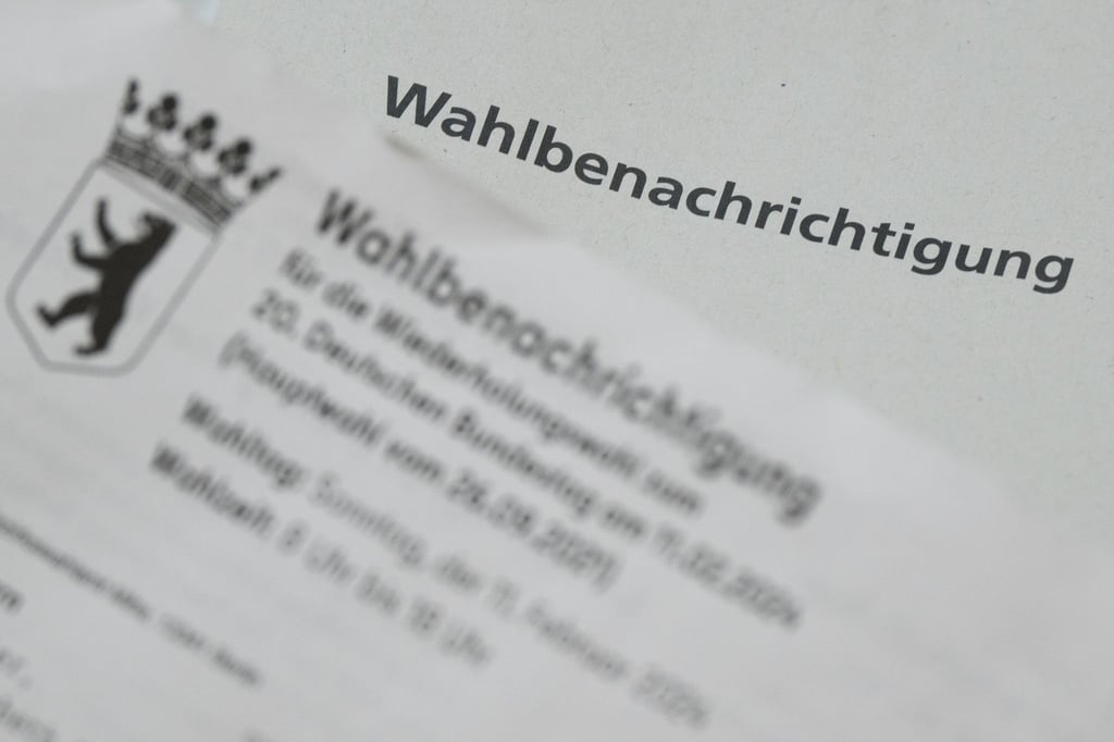 Eine Wahlbenachrichtigung für die Wahlwiederholung für die Bundestagswahl im Jahr 2021 in Berlin liegt auf einem Tisch.