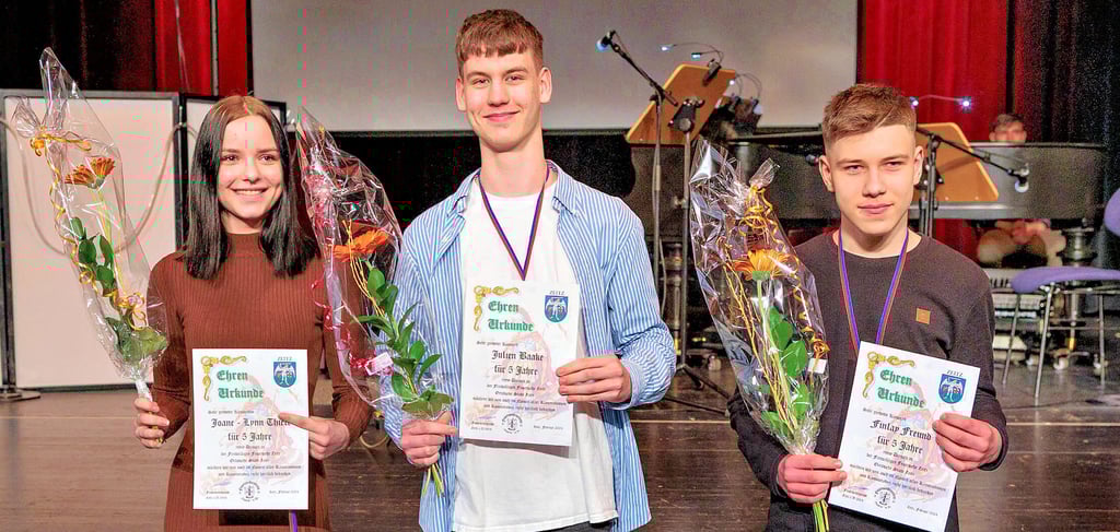 Während der Festveranstaltung der Ortswehr Zeitz mit geladenen Gästen, zu denen die MZ nicht gehörte, wurden Samstag im Capitol Mitglieder der Jugendfeuerwehr für ihre fünfjährige Mitgliedschaft geehrt.