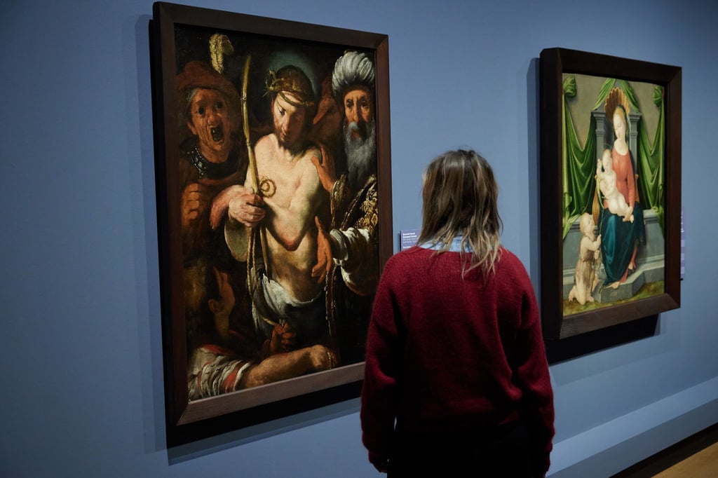 Eine Besucherin geht in der Ausstellung „Von Odessa nach Berlin.