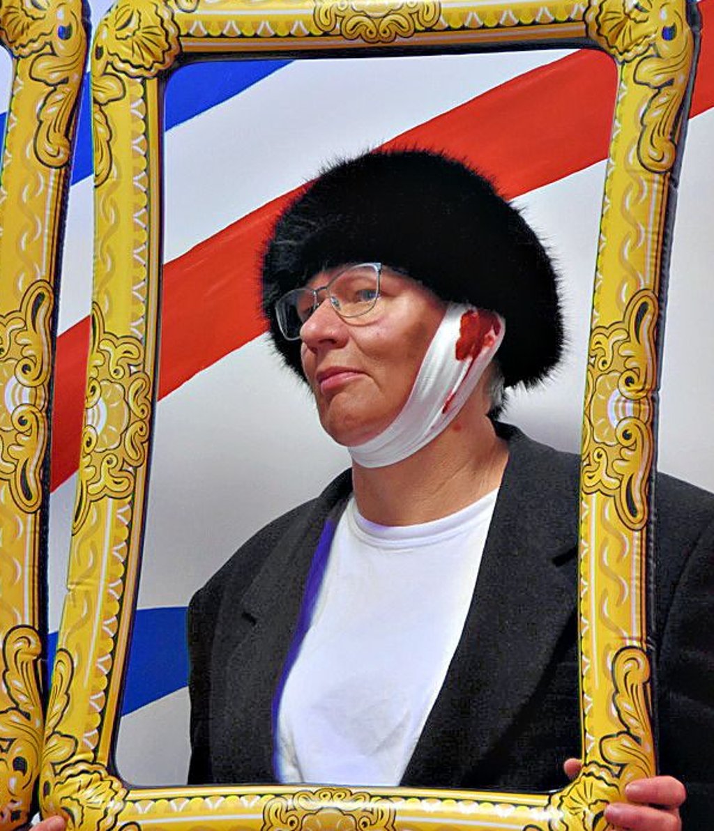 Marlies Freyer zeigt sich als Vincent van Gogh. Warum wohl der holländische Maler in Frankreich ein Ohr verlor?