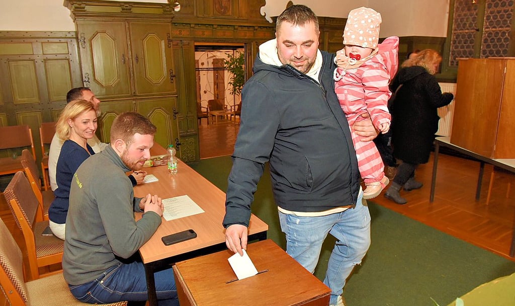 Stimmabgabe am Sonntagabend im Wahllokal im Rathaus.