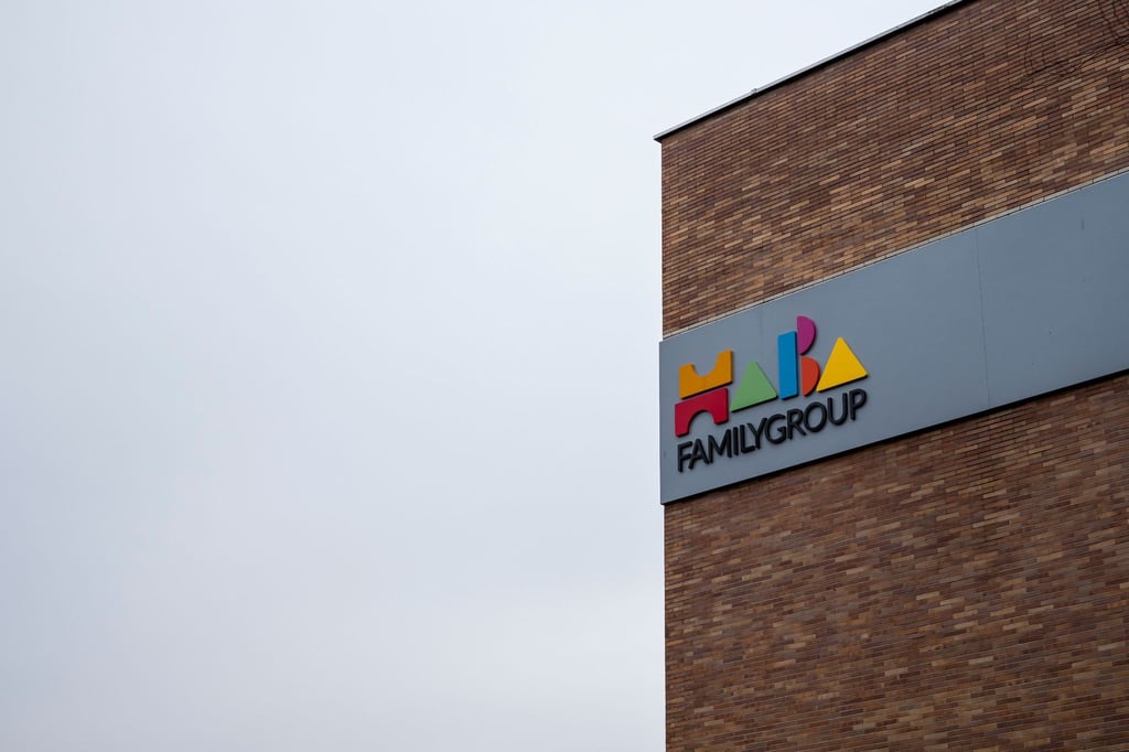 Das Logo der HABA Familygroup ist auf einem Firmengebäude zu sehen.