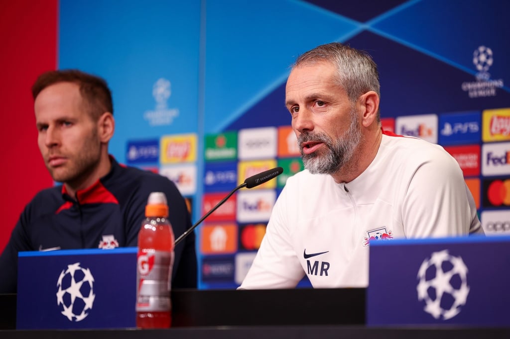Leipzigs Trainer Marco Rose spricht neben Torwart Peter Gulacsi in der Pressekonferenz.