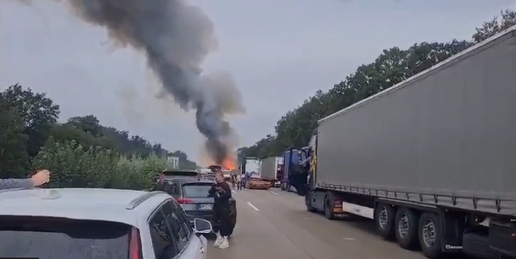 Auf der A2 kam es nach dem heftigen Unfall zwischen dem Parkplatz Ihlegrund und der Anschlussstelle Burg-Ost zu mehreren Explosionen.