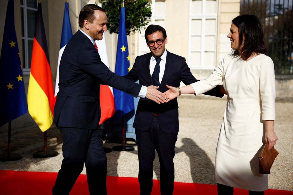 Treffen in La Celle Saint-Cloud: Annalena Baerbock und ihre Amtskollegen aus Frankreich, Stephane Sejourne (M), und Polen, Radoslaw Sikorski.