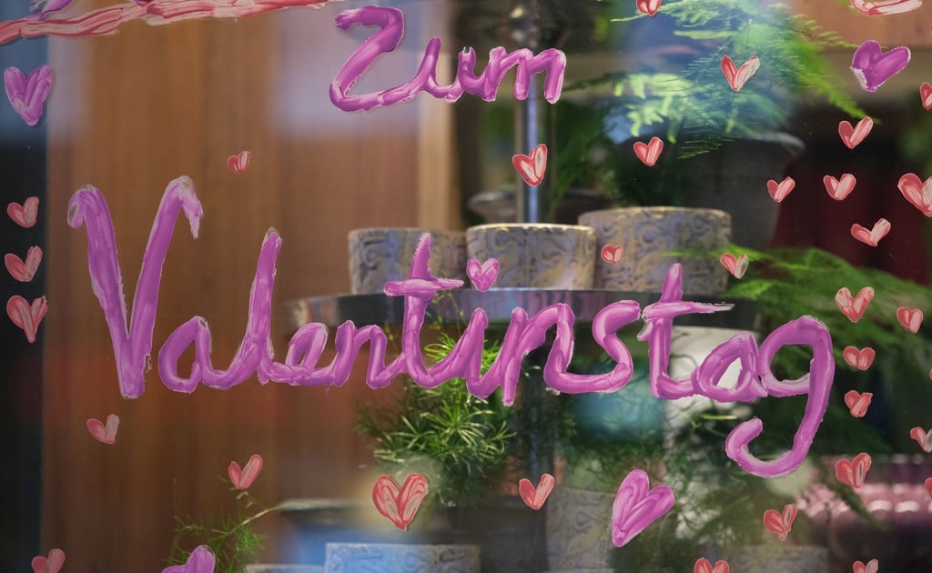 Der Schriftzug „zum Valentinstag“ steht an der Schaufensterscheibe eines Blumenladens.