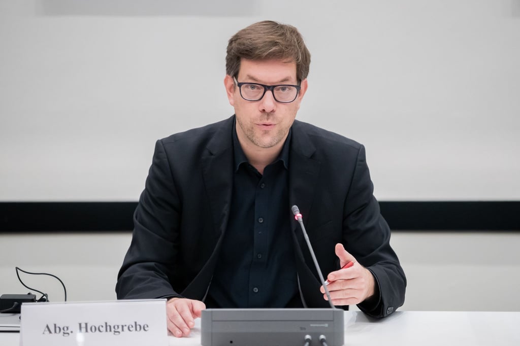 Berlins Innen-Staatssekretär Christian Hochgrebe spricht bei einer Pressekonferenz.