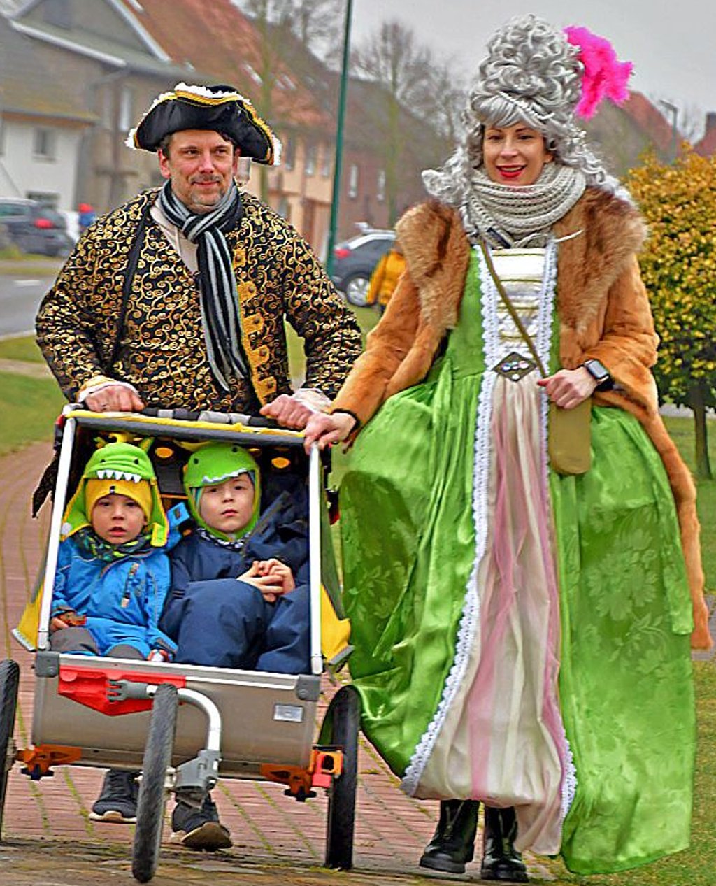 Marie Antoinette und Ludwig XVI (Sabrina Abagat und Enrico Stelmaszyk-Abagat) unterwegs mit den Thronfolgern.