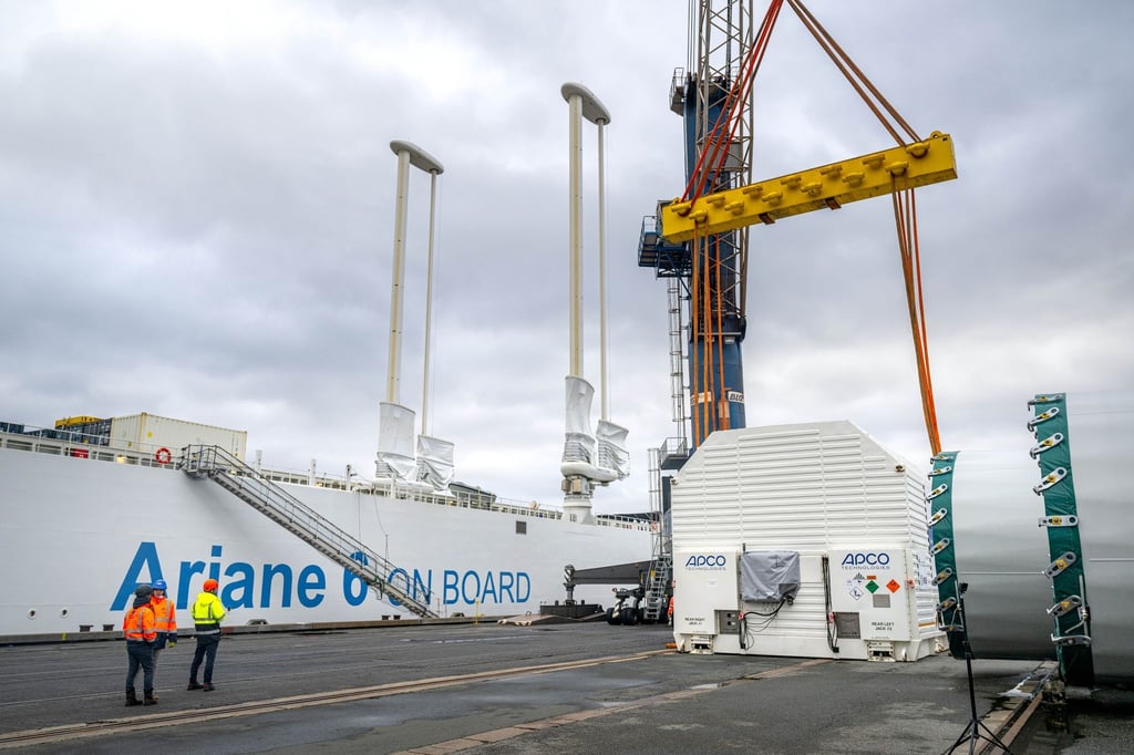 Ein Container mit der ersten Oberstufe der europäischen Trägerrakete Ariane 6 wird im Neustädter Hafen für das Verladen auf das speziell für den Transport der Rakete konzipierte Schiff „Canopee“ vorbereitet.