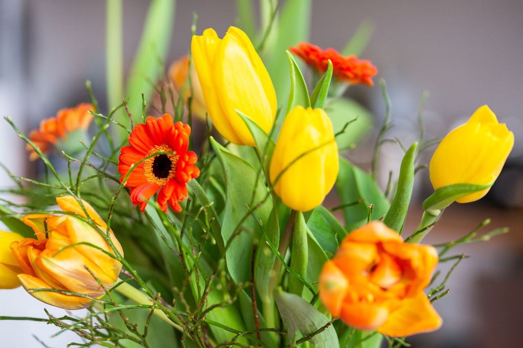 Ein Blumenstrauß steht in einer Vase.