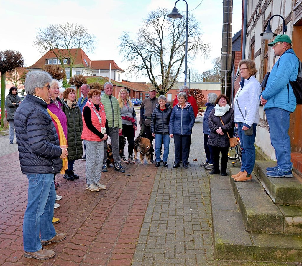 Die Vereinsvorsitzende Beate Gntoke und NaturliebhaberBernd Jende begrüßen die Wanderer vor dem Döbbel-Haus.