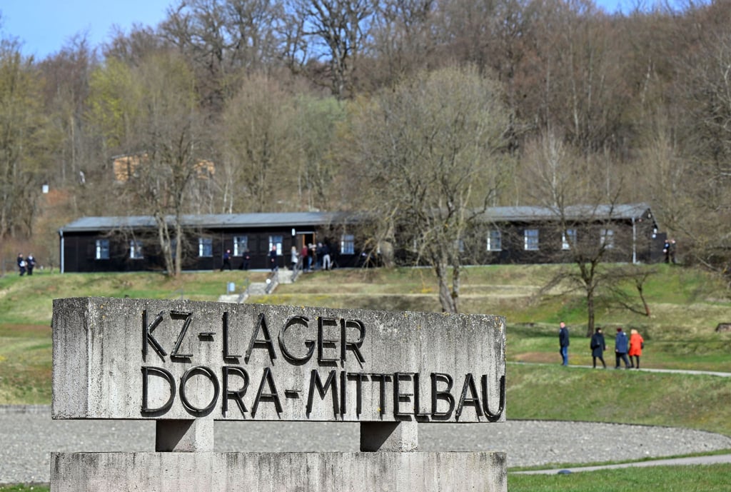 Besucher gehen bei der Gedenkveranstaltung zum 77. Jahrestag der Befreiung des Konzentrationslagers Mittelbau-Dora.