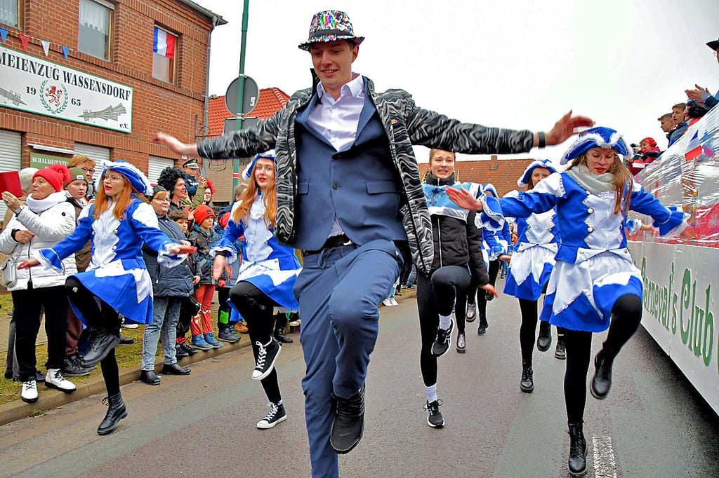 Mit Yannick Hintersdorf tanzt auch ein junger Mann in der Funkengarde des Wassensdorfer Carnevals Clubs. Er war schon von klein auf mit den Mädels seiner Altersklasse in den verschiedenen Tanzgruppen des Vereins dabei.