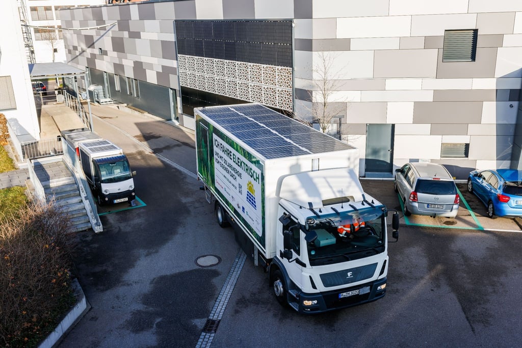 Ein vollständig elektrisch angetriebener Versuchs-LKW mit einer Photovoltaik-Anlage auf dem Dach.