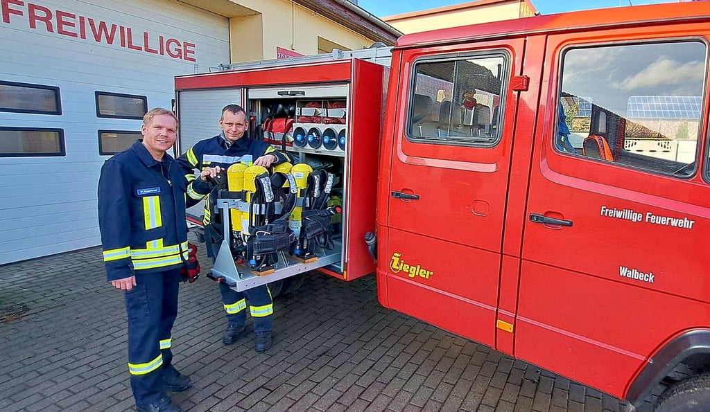 Walbecks stellvertrender Wehrleiter Mario Adlich (re.) mit Neuling Patrick Kaschner.