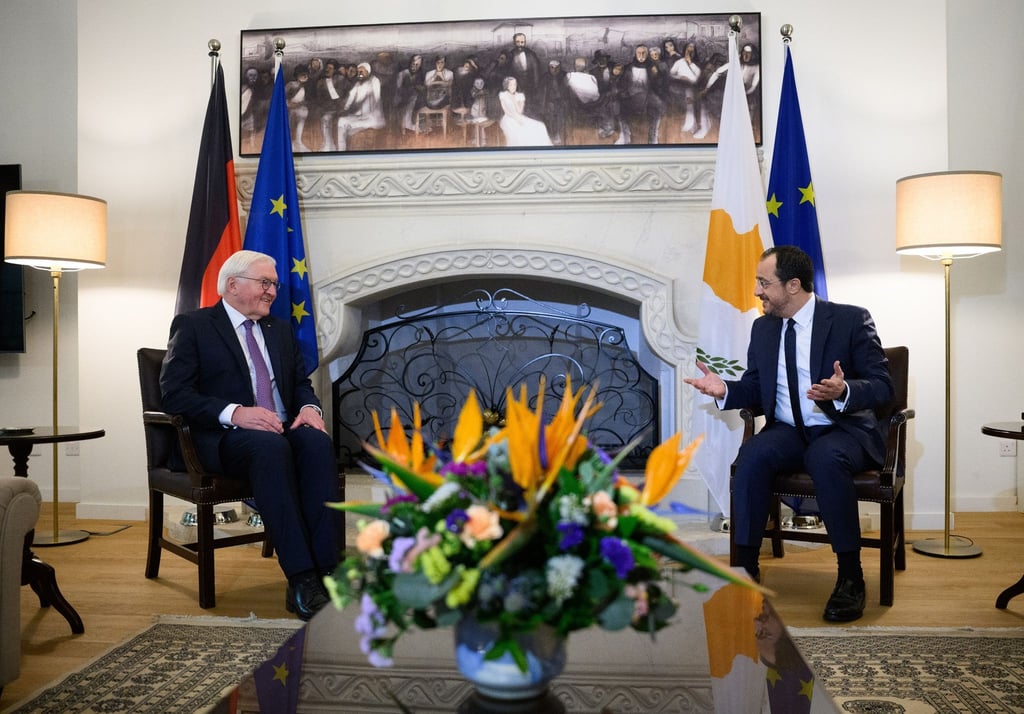 Bundespräsident Steinmeier und der zyorische Präsident Nikos Christodoulides in Nikosia. , Steinmeier besucht das Land 20 Jahre nach dessen Beitritt zur Europäischen Union und 50 Jahre nach der Teilung der Insel.