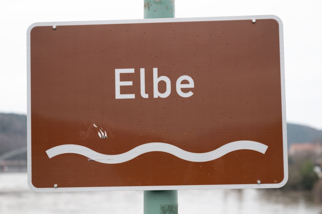 Ein Schild mit der Aufschrift „Elbe“, aufgenommen auf der Elbbrücke.
