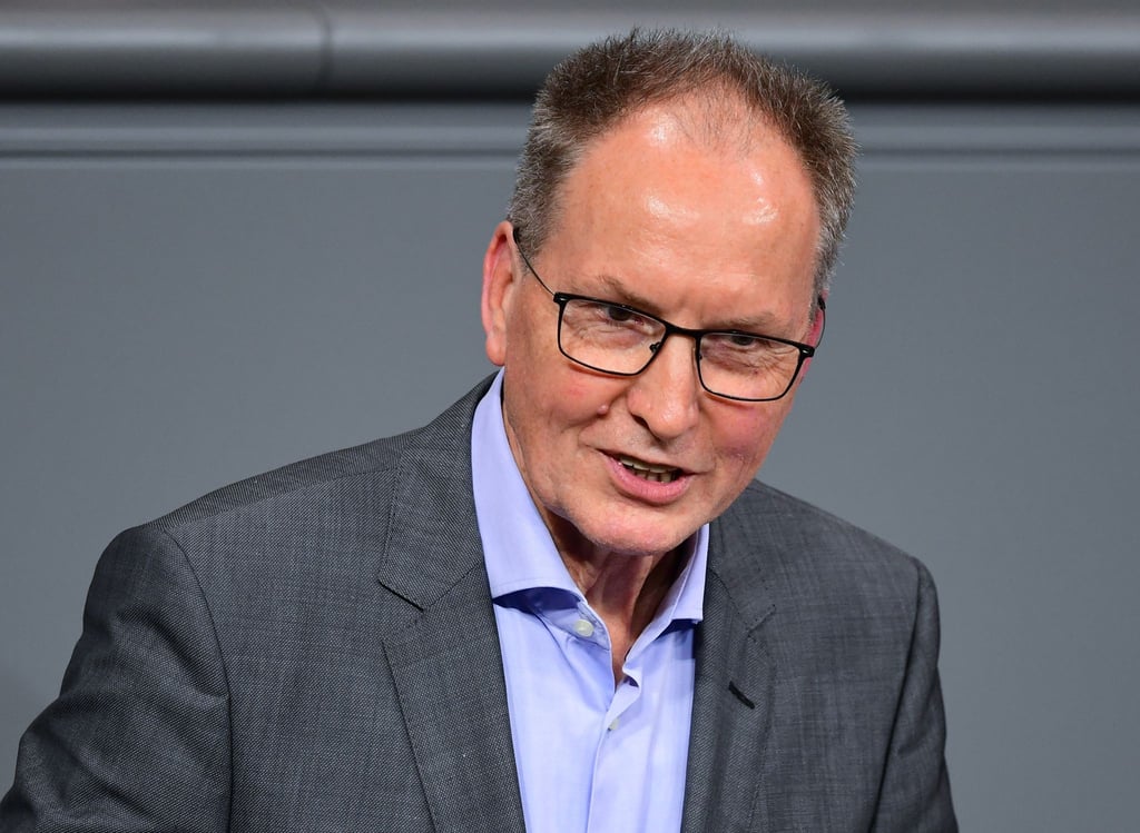 Jörg Cezanne (Die Linke) spricht während der Sitzung des Bundestages.