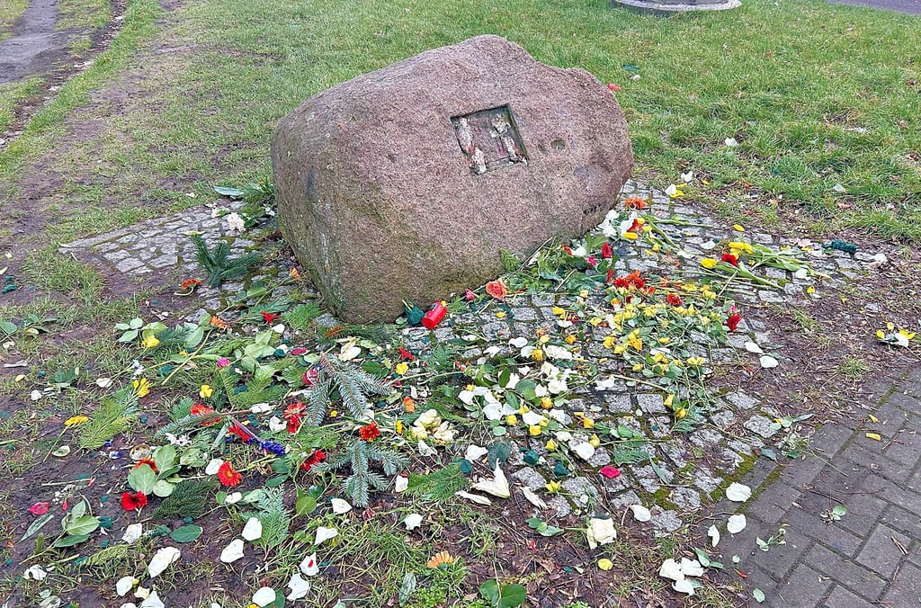 Nur einen Tag nach der Gedenk-Veranstaltung wurden die niedergelegten Blumen und Kerzen in Magdeburg-Olvenstedt zerstört.