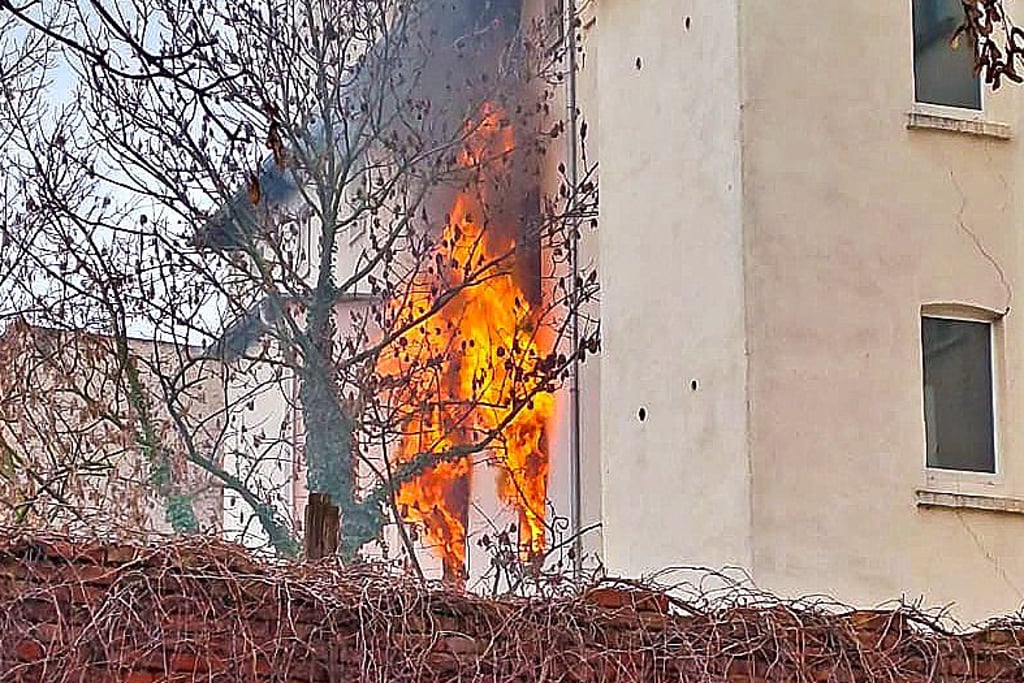 Anwohnerin Cindy Poschke hat von einem Nachbargrundstück aus dieses Foto geschossen. Es zeigt, wie Flammen aus Fenstern der Rückseite des Hauses schlagen.