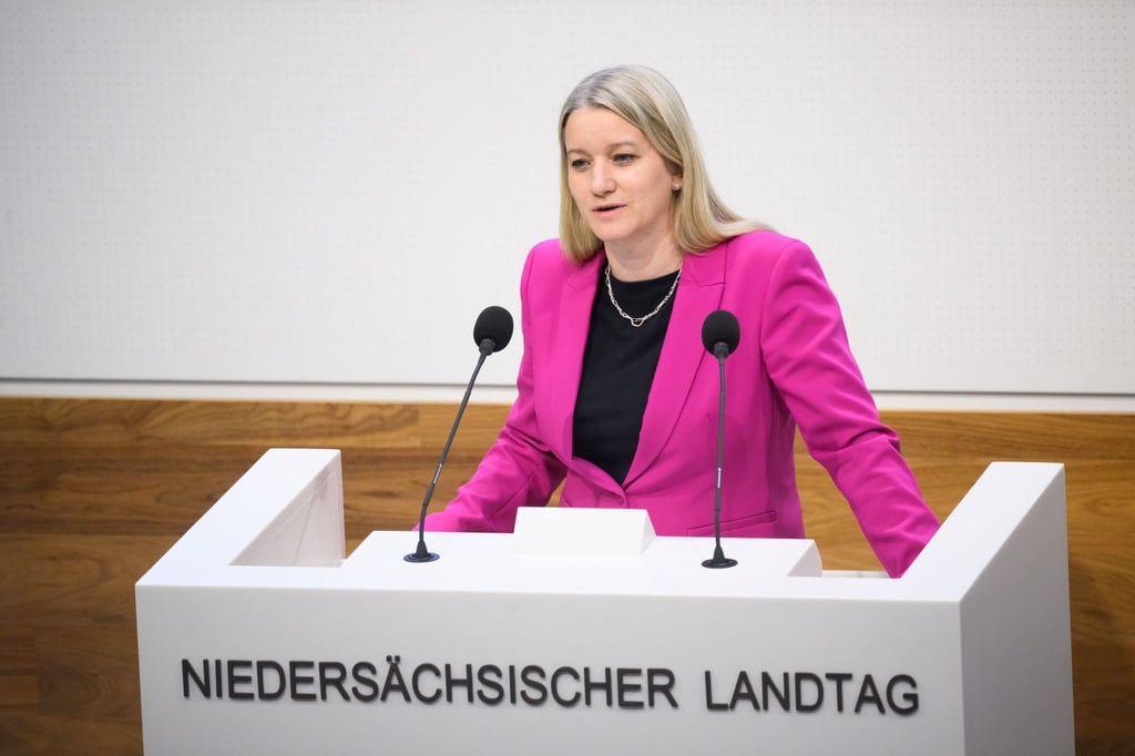 Kathrin Wahlmann (SPD), Justizministerin von Niedersachsen, spricht im Landtag.